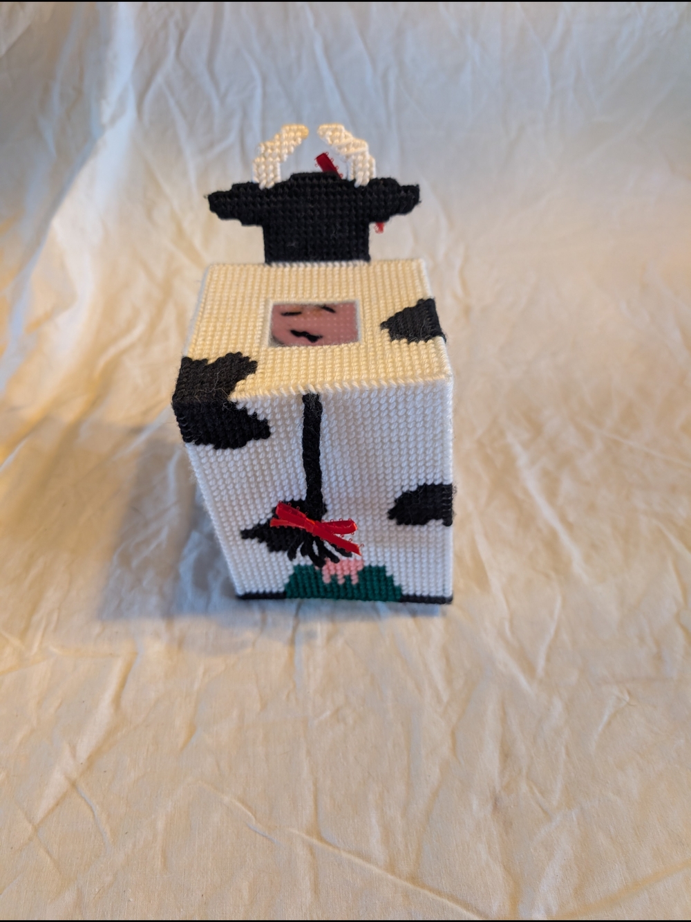 2/20$ Vintage Needlepoint Cow Tissue Box in White, Black, Pink, Red, Green - Picture 3 of 7